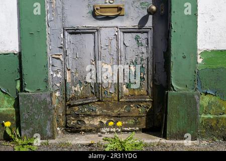 Verrottende Vordertür und Türrahmen zu einem viktorianischen Haus in Salisbury UK. Stockfoto