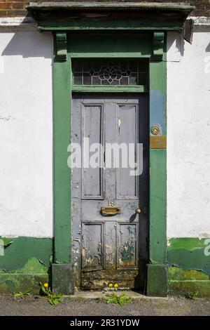 Verrottende Vordertür und Türrahmen zu einem viktorianischen Haus in Salisbury UK. Stockfoto