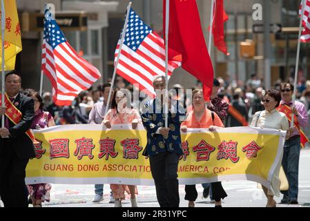 21. Mai 2023, %G: (NEU) The Guan Dong Association of America bei der zweiten jährlichen AAPI Parade auf der Sixth Avenue (Avenue of the Americas). 21. Mai 2023. New York, USA die AAPI (Asian American and Pacific Islander) Cultural and Heritage Parade findet statt, wenn die New Yorker im Mai den Monat des Asian American Pacific Islander Heritage Month feiern und in New York CityÃ¢â‚¬â„¢die zweitgrößte asiatische amerikanische und pazifische Inselbevölkerung der USA beheimatet ist. Der AAPI Heritage Month ist eine Hommage an die Generationen der asiatisch-amerikanischen und pazifischen Inselbewohner, die die Geschichte von New YorkÃ¢â‚¬â„¢bereichert haben Stockfoto