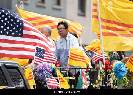 21. Mai 2023, %G: (NEU) junger Mann mit amerikanischer und vietnamesischer Flagge bei der zweiten jährlichen AAPI-Parade auf der Sixth Avenue (Avenue of the Americas). 21. Mai 2023. New York, USA die AAPI (Asian American and Pacific Islander) Cultural and Heritage Parade findet statt, wenn die New Yorker im Mai den Monat des Asian American Pacific Islander Heritage Month feiern und in New York CityÃ¢â‚¬â„¢die zweitgrößte asiatische amerikanische und pazifische Inselbevölkerung der USA beheimatet ist. Der AAPI Heritage Month ist eine Hommage an die Generationen der asiatischen Amerikaner und Pazifikinsel, die New YorkÃ¢â‚¬â„¢s Hi bereichert haben Stockfoto