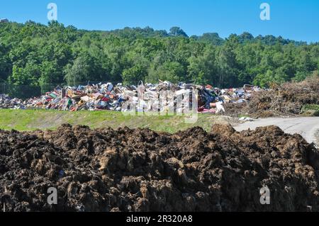 Abfallverwertungsanlagen, Abfallverwertungsmaschinen, Abfallverwertungsanlagen, in einer Abfallverwertungsanlage, auf einer Deponie Stockfoto