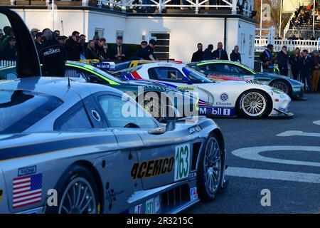 Wiating in the Assembly Area, Saleen S7R, Aston Martin DBR9, Chrysler Viper GTS-R, GT1 Demonstration, Auf der Rennstrecke eine Kollektion legendärer Ausdauer-Rennfahrer Stockfoto