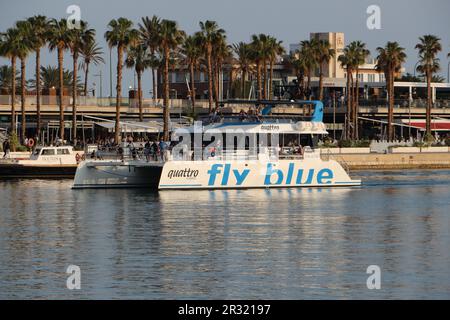 Katamaran für Touristenausflüge, Hafen von Málaga, Spanien. Stockfoto