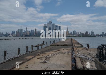 HOBOKEN, N.J. - 21. Mai 2023: Midtown Manhattan wird von Hoboken, New Jersey aus gesehen. Stockfoto