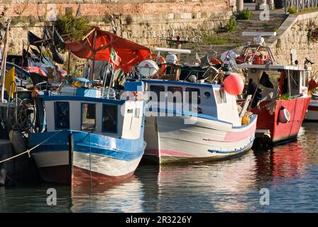 Fischerboote im Hafen von Livorno Stockfoto
