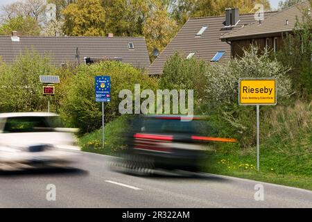 Geschwindigkeitsmessung am Ortseingang Stockfoto