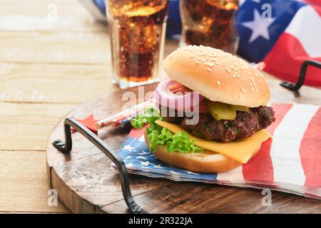 4. Juli American Independence Day traditionelles Picknick-Essen. American Burger und Cocktail, amerikanische Flaggen und Symbole der USA Patriotic Picknick-Holida Stockfoto