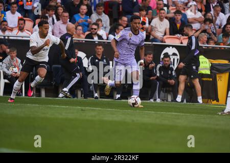 Justin Kluivert von Valencia CF (L) und Rodrygo geht von Real Madrid CF (R) in Aktion während der Headline: La Liga Santander reguläre Saison Runde 35 Stockfoto