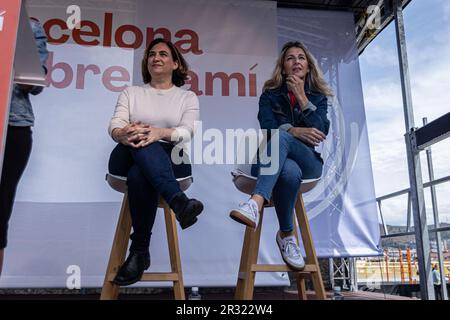 Barcelona, Spanien. 20. Mai 2023. Ada Colau, Bürgermeisterin von Barcelona, nimmt neben Yolanda Díaz (L) an der Kundgebung Teil, um ihr politisches Programm in einem der Stadtteile Barcelonas vorzustellen. Die linke Partei "en Comú Podem" präsentiert ihren Anhängern das politische Programm von Ada Colau in einer Kundgebung für die Bürgermeisterkandidatur von Barcelona für die Kommunal- und autonomen Wahlen in Spanien am 28. Mai. Kredit: SOPA Images Limited/Alamy Live News Stockfoto