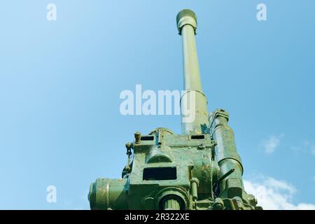 Alte Kanone aus dem Zweiten Weltkrieg, auf den Himmel gerichtet. Denkmal alter Waffen aus nächster Nähe. Symbol für das Ende des Krieges. Alte Militärwaffen. Maschinenbauer Stockfoto