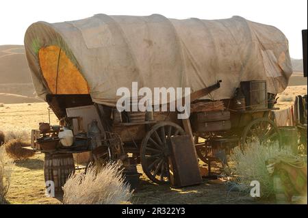 Lancaster, Kalifornien - Ein mit Conestoga überdachter Wagen auf den Ebenen der Wüste von Zentralkalifornien. Stockfoto