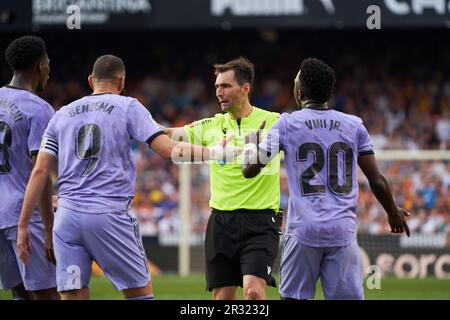 Karim Benzema von Real Madrid CF (L), De Burgos Bengoetxea Schiedsrichter (C) und Vinicius Paixao de Oliveira Junior von Real Madrid CF (R) in Aktion während der Th Stockfoto