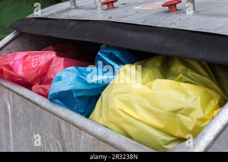 Mülleimer mit Müllsäcken Stockfoto