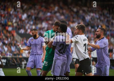 Giorgi Mamardashvili von Valencia CF (L) und Vinicius Paixao de Oliveira Junior von Real Madrid CF (R) in Aktion während der Headline: La Liga Santander Stockfoto