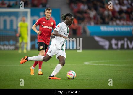 Leverkusen, Deutschland. 21. Mai 2023. Kouadio KONE (MG), Action, Single Action, Fußball 1. Bundesliga, 33. Spieltag, Bayer 04 Leverkusen (LEV) - Borussia Monchengladbach (MG) 2: 0, am 05/21/2022 in der BayArena Leverkusen/Deutschland. #DFL-Vorschriften verbieten die Verwendung von Fotografien als Bildsequenzen und/oder quasi-Video # Credit: dpa/Alamy Live News Stockfoto