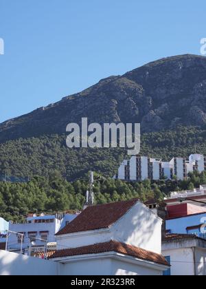 Berge und Dächer der afrikanischen Chefchaouen-Stadt in Marokko, klarer blauer Himmel an 2019 warmen sonnigen Frühlingstag im April - vertikal Stockfoto