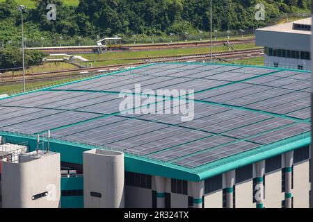 Sonnenkollektor auf einem Lagergebäude, um erneuerbare Energien für das Unternehmen zu nutzen und langfristig Kosten zu sparen. Singapur Stockfoto