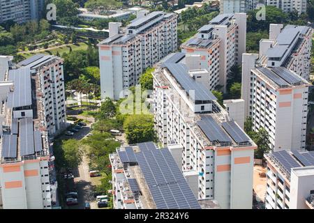 Solarpaneele werden auf dem HDB-Dach installiert, um Sonnenlicht in Strom für die Haushalte im Gebäudegrundstück umzuwandeln. Singapur Stockfoto