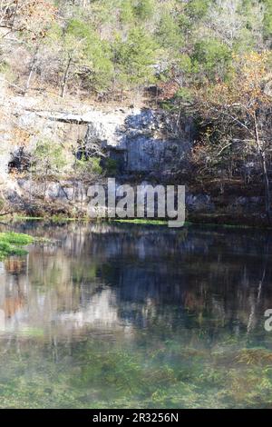 Die Ozark National Scenic Riverways, Jacks Fork, Missouri, USA, sind ein reines Wasser mit Reflexionen Stockfoto