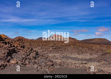 Lava des erloschenen Vulkans im Tal auf der Kanarischen Insel. Vulkanische Küste. Tourismus. Stockfoto