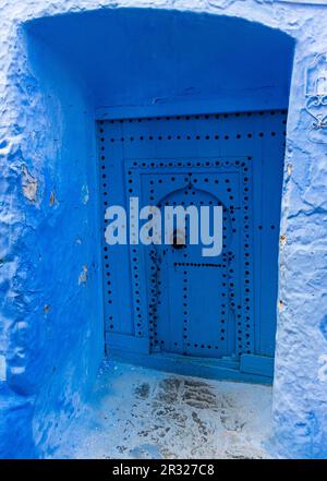 Eine blaue Tür in marokkos Blue City Chefchaouen Stockfoto