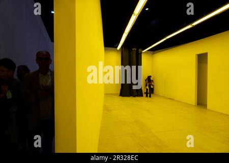 "Neons Corridors Rooms" Bruce Nauman, Künstler der Pirelli Hangar Bicocca Stiftung, Galerie für zeitgenössische Kunst, Mailand, Lombardei, Italien, Europa Stockfoto