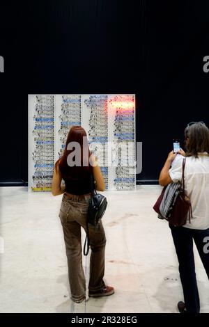 "Neons Corridors Rooms" Bruce Nauman, Künstler der Pirelli Hangar Bicocca Stiftung, Galerie für zeitgenössische Kunst, Mailand, Lombardei, Italien, Europa Stockfoto