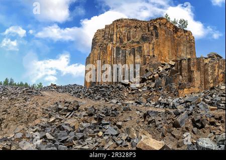 Basaltsteinbruch. Säulenbasaltbruch im Sommer. Vulkansteine. Geologische Basaltfelsformation. Stockfoto