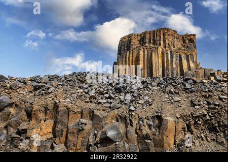Basaltsteinbruch. Säulenbasaltbruch im Sommer. Vulkansteine. Geologische Basaltfelsformation. Stockfoto