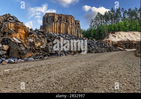 Basaltsteinbruch. Säulenbasaltbruch im Sommer. Vulkansteine. Geologische Basaltfelsformation. Stockfoto