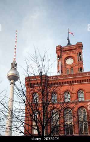 Berlin - das Rote Rathaus mit Fernsehturm Stockfoto