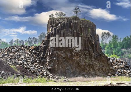 Basaltsteinbruch. Säulenbasaltbruch im Sommer. Vulkansteine. Geologische Basaltfelsformation. Stockfoto