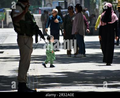 Vor dem G20-Gipfel am 21. Mai 2023 in Srinagar, indisch verwaltetes Kaschmir, Indien, stehen indische paramilitärische Soldaten im Stadtzentrum Wache. Die Gruppe der zwanzig (G20) ist weltweit das wichtigste Forum für wirtschaftliche Zusammenarbeit. Alle wichtigen internationalen Wirtschaftsfragen werden dadurch beeinflusst und gestärkt. Vom 22. Bis 24. Mai findet im Kaschmirtal die dritte G20. Sitzung der Arbeitsgruppe Tourismus unter indischem Vorsitz statt. Nachdem Indien den besonderen Autonomiestatus des von Indien verwalteten Kaschmirs im August 2019 aufgehoben hat, wird das Treffen das erste große internationale Ereignis in der umstrittenen Region sein Stockfoto