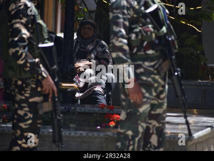 Vor dem G20-Gipfel am 21. Mai 2023 in Srinagar, indisch verwaltetes Kaschmir, Indien, stehen indische paramilitärische Soldaten im Stadtzentrum Wache. Die Gruppe der zwanzig (G20) ist weltweit das wichtigste Forum für wirtschaftliche Zusammenarbeit. Alle wichtigen internationalen Wirtschaftsfragen werden dadurch beeinflusst und gestärkt. Vom 22. Bis 24. Mai findet im Kaschmirtal die dritte G20. Sitzung der Arbeitsgruppe Tourismus unter indischem Vorsitz statt. Nachdem Indien den besonderen Autonomiestatus des von Indien verwalteten Kaschmirs im August 2019 aufgehoben hat, wird das Treffen das erste große internationale Ereignis in der umstrittenen Region sein Stockfoto