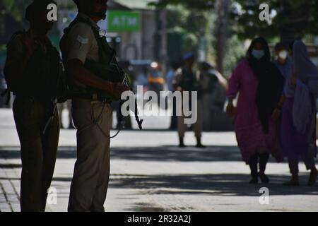 Vor dem G20-Gipfel am 21. Mai 2023 in Srinagar, indisch verwaltetes Kaschmir, Indien, stehen indische paramilitärische Soldaten im Stadtzentrum Wache. Die Gruppe der zwanzig (G20) ist weltweit das wichtigste Forum für wirtschaftliche Zusammenarbeit. Alle wichtigen internationalen Wirtschaftsfragen werden dadurch beeinflusst und gestärkt. Vom 22. Bis 24. Mai findet im Kaschmirtal die dritte G20. Sitzung der Arbeitsgruppe Tourismus unter indischem Vorsitz statt. Nachdem Indien den besonderen Autonomiestatus des von Indien verwalteten Kaschmirs im August 2019 aufgehoben hat, wird das Treffen das erste große internationale Ereignis in der umstrittenen Region sein Stockfoto