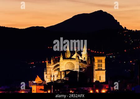 Kathedrale von Mallorca mit dem puig Galatzo im Hintergrund, 13. Jahrhundert, historisch-künstlerisches Denkmal, Palma, mallorca, balearen, spanien, europa. Stockfoto