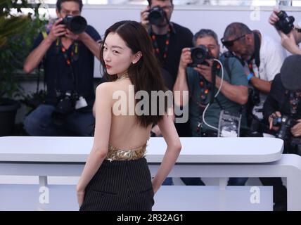 Cannes, Frankreich. 22. Mai 2023. Die chinesische Schauspielerin Zhou Dongyu posiert bei einem Fotoanruf für den Film „ran Dong“ (das Breaking Ice) auf der 76. Ausgabe des Filmfestivals in Cannes, Südfrankreich, am 22. Mai 2023. Kredit: Li Bohan/Xinhua/Alamy Live News Stockfoto