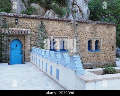 Eintritt und weiße Brücke über den Ras El Maa Wasserfall in der afrikanischen Stadt Chefchaouen in Marokko im 2019. Warmen sonnigen Frühlingstag im April. Stockfoto