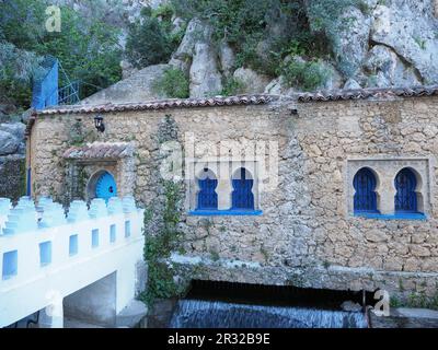 Gebäude und Brücke über den Wasserfall Ras El Maa in der afrikanischen Stadt Chefchaouen in Marokko im Jahr 2019 warmer sonniger Frühlingstag im April. Stockfoto