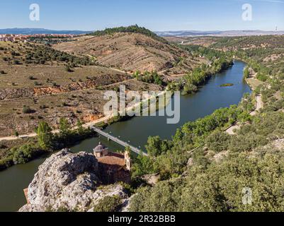 rio Duero y ermita de San Saturio, Soria, Comunidad Autónoma de Castilla, Spanien, Europa. Stockfoto