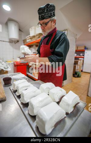 Artesanal fabricacion de Zimmer Embatumats, Jordi Cassasayas, bomboneria confiteria Frasquet kann, Palma, Mallorca, Balearen, Spanien, Europa. Stockfoto