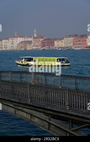 Werfen Sie einen Blick auf die Insel Giudecca auf dem Giudecca-Kanal, Venedig, Venetien, Italien, Europa Stockfoto