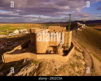 Molinos de Consuegra con el Castillo de La Muela al Fondo, Cerro Calderico, Consuegra, Provincia de Toledo, Kastilien-La Mancha, Spanien. Stockfoto