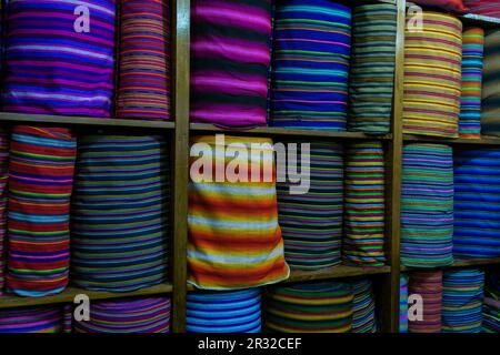 Tejidos Shopbereich, Chichicastenango, Municipio del Departamento de El Quiché, Guatemala, Mittelamerika. Stockfoto