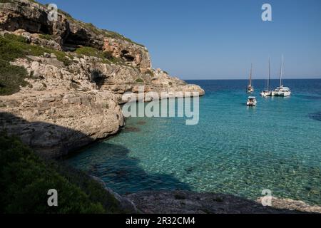 Yates fondeados, Cala Marmols, Ses Salines, Mallorca, Balearen, Spanien, Europa. Stockfoto