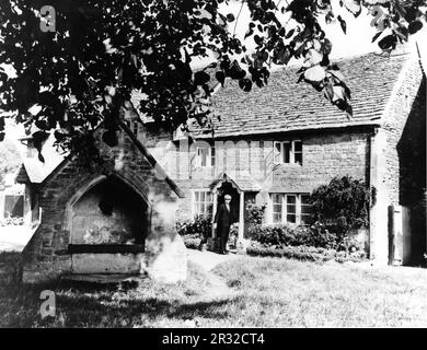 RICHARD BRADFORD als McGill in einem Dorf in Cotswold in Folge 10 ALL THAT GLITTERS (in Radio November 29. 1967) vom TV Series MAN IN Einem KOFFER 1967-8 Regisseur HERBERT WISE Creators Richard Harris und Dennis Spooner Themenmusik Ron Grainer Produzent Sidney Cole Incorporated Television Company (ITC) Stockfoto