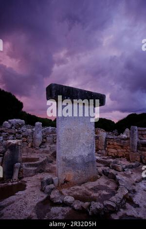 Recinto de taula. poblado talayòtico de torralba d en Salord. 1000 B.C.(2011)Minorca, Balearische Inseln. Spanien. Stockfoto
