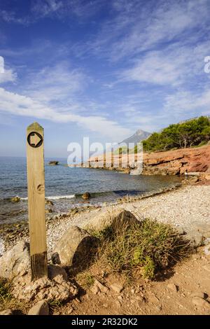 Señalizacion del Gran Recorrido 221, Playa de Son Bunyola, Banyalbufar. Parque Natural de la Sierra de Tramuntana. Mallorca. Islas Baleares. Spanien. Stockfoto