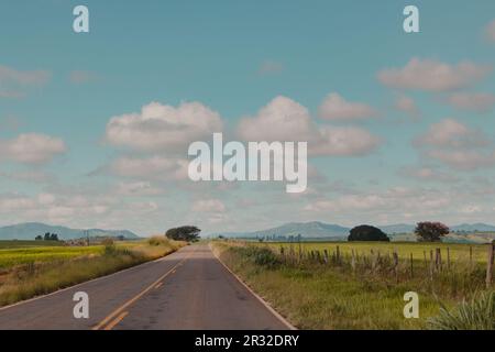 Wunderschöne Strassenlandschaft in der Mitte des Feldes Stockfoto