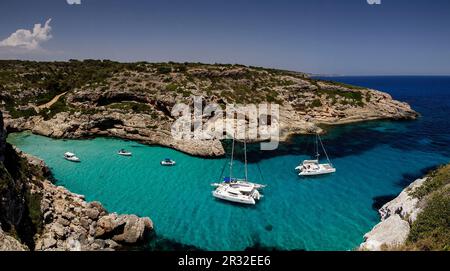 Yates fondeados, Cala Marmols, Ses Salines, Mallorca, Balearen, Spanien, Europa. Stockfoto